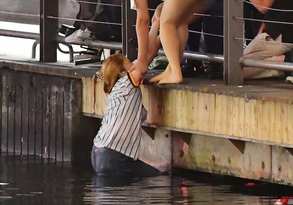 阪神優勝で道頓堀へ飛び込みした女性!スク水女に無事救助される!