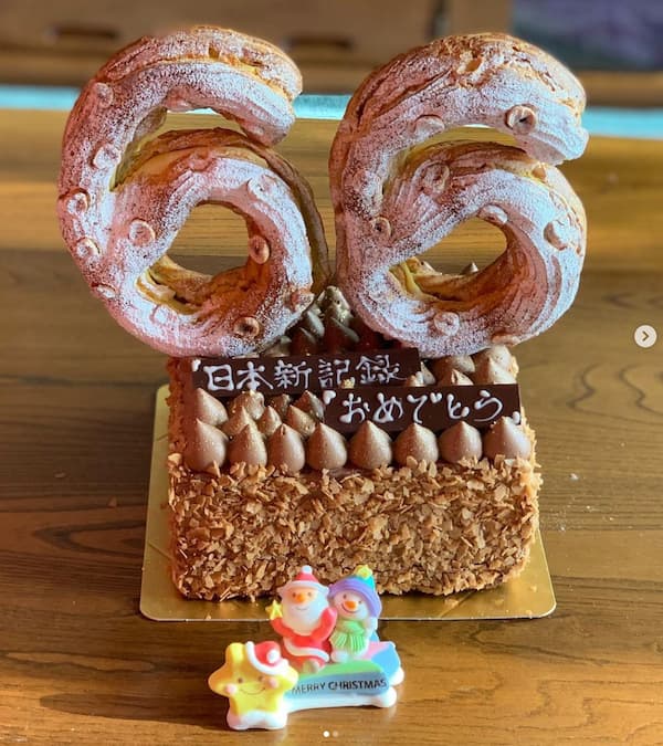 ヘーゼルナッツを使用したお祝いのケーキ