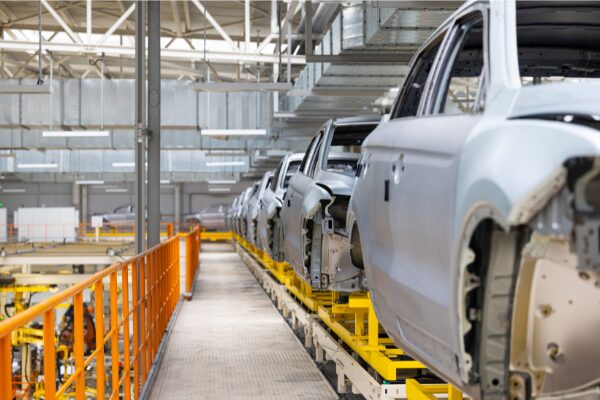 影山優佳の父親は日産自動車に勤務?