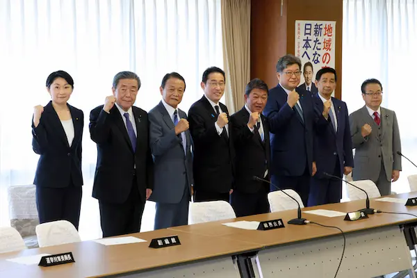世耕弘成と他の政治家との身長比較