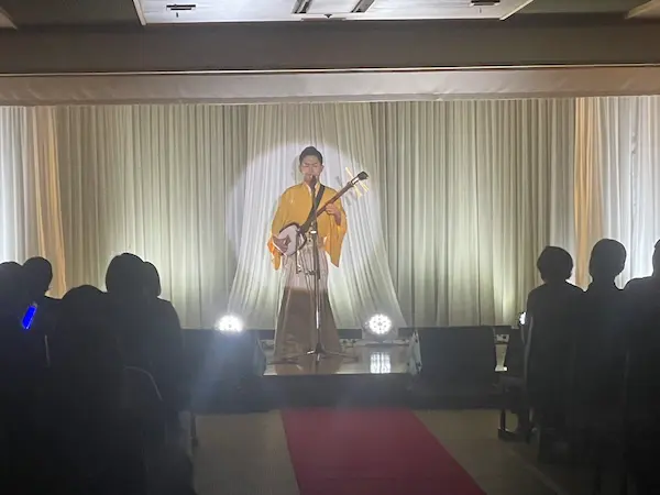 津軽三味線を演奏する彩青さん